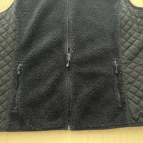 Vineyard Vines Black Fleece Vest - Picture 5 of 9